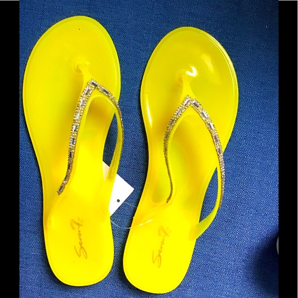 Hello yellow jelly rhinestone thongs nwt - Picture 1 of 2